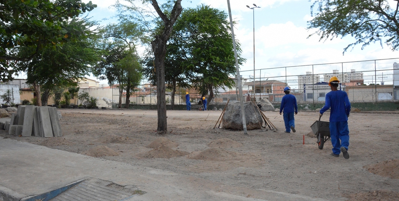 Obras de requalificação de praças avançam em toda a cidade feirense