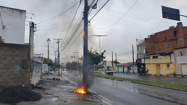 Rede elétrica pega fogo, em trecho da Avenida João Durval Carneiro, em Feira de Santana