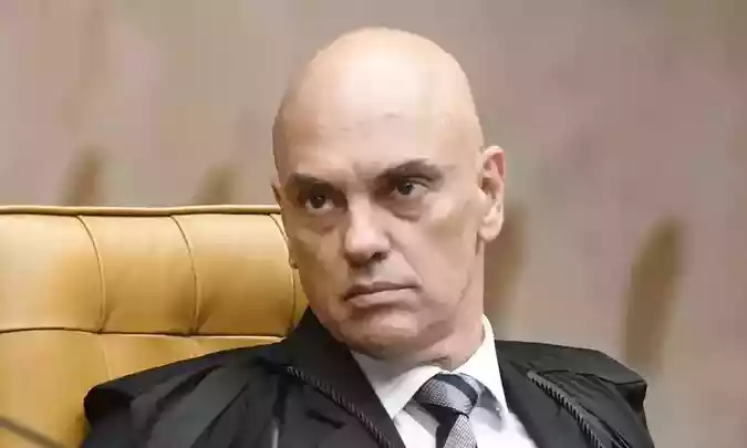 Alexandre de Moraes expede soltura de ex-assessor de Bolsonaro investigado por fraude
