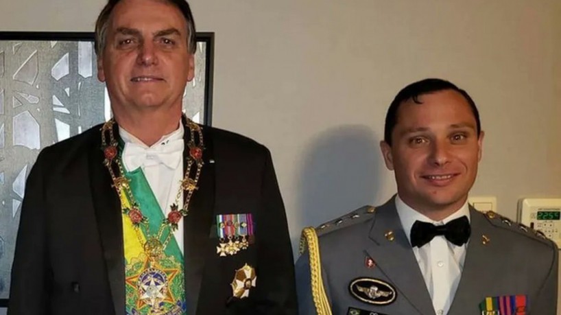 Mauro Cid diz que entregou dinheiro das joias nas mãos de Bolsonaro, segundo revista
