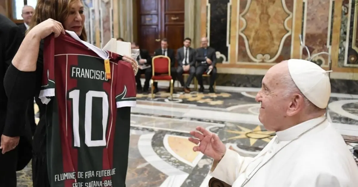 No Vaticano, Papa Francisco é presenteado com uma camisa do Fluminense de Feira