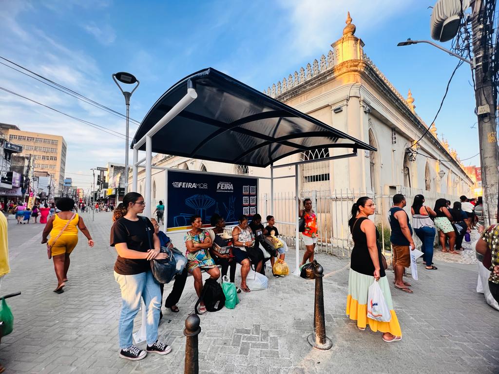 Prefeitura de Feira instala novos abrigos com QR Code no Novo Centro