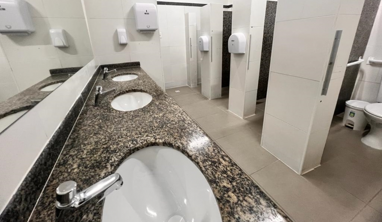 Prefeitura de Feira realiza revitalização de sanitários do Terminal Central