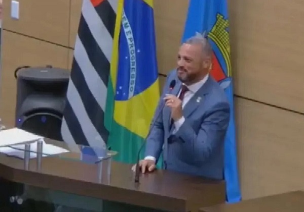 Vereador discursa bêbado durante sessão solene e diz estar 'meio doidão'