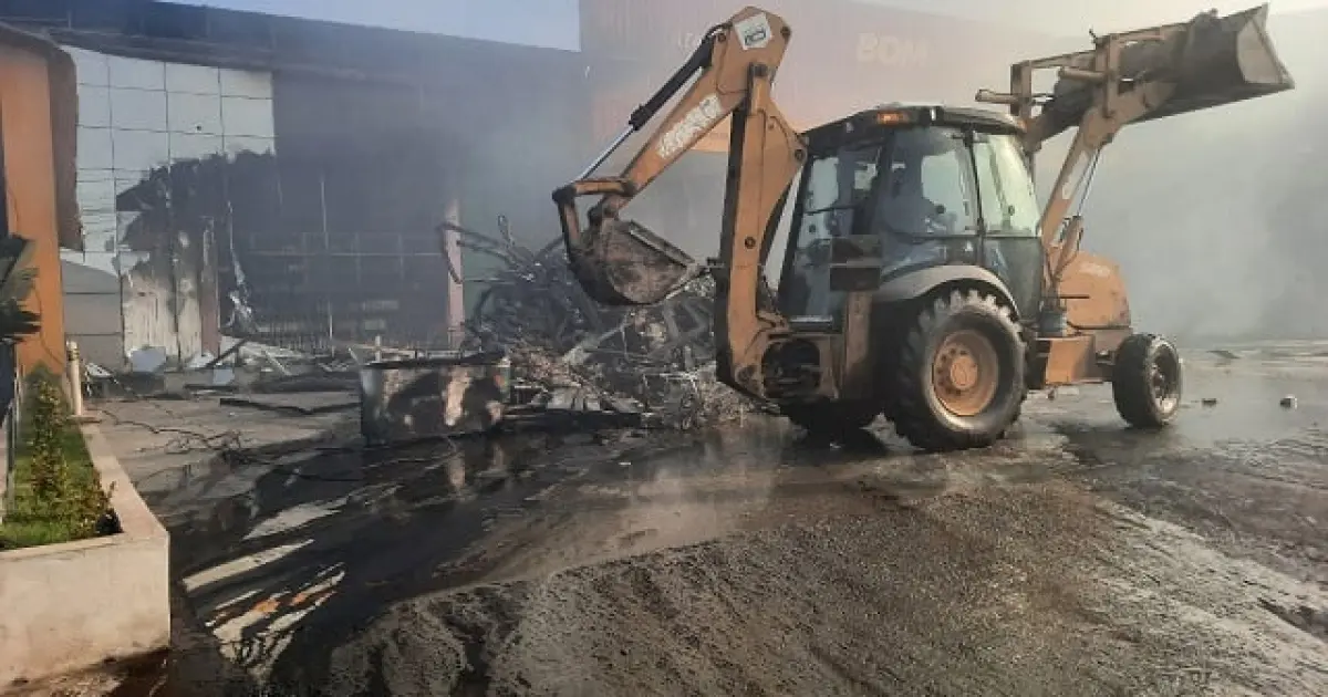 Bombeiros devem levar 3 dias para finalizar trabalho após incêndio que atingiu 2 lojas em Feira de Santana