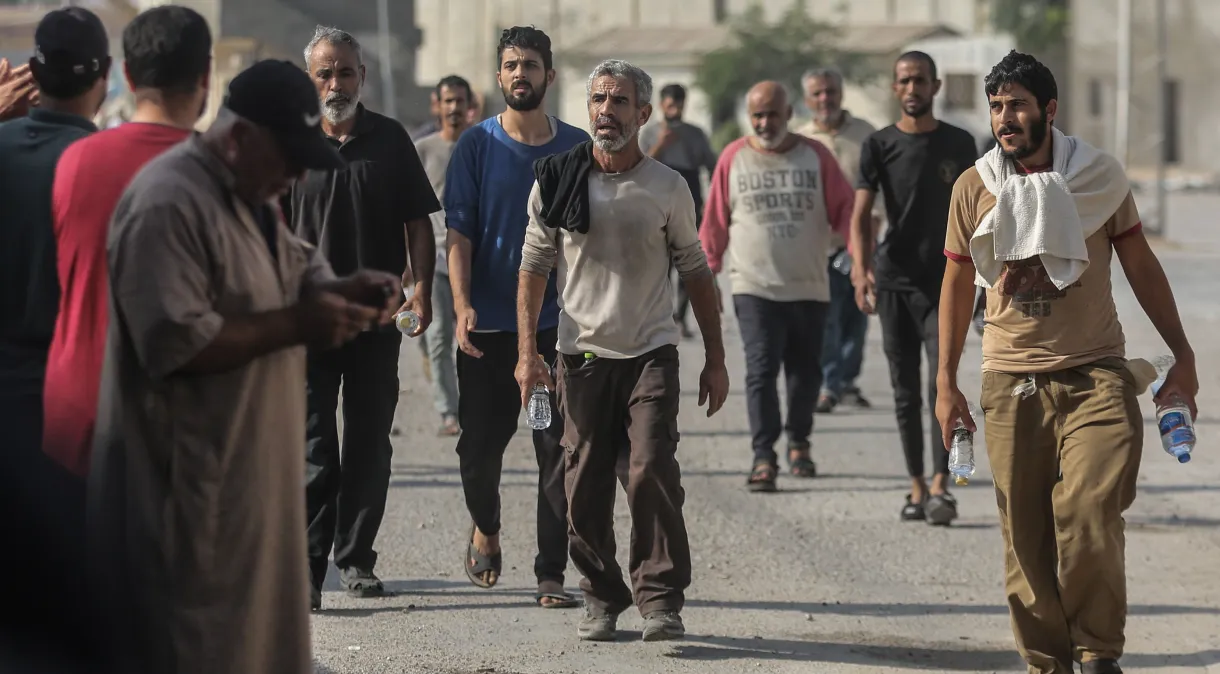 Israel envia palestinos que trabalham no país de volta à Faixa de Gaza