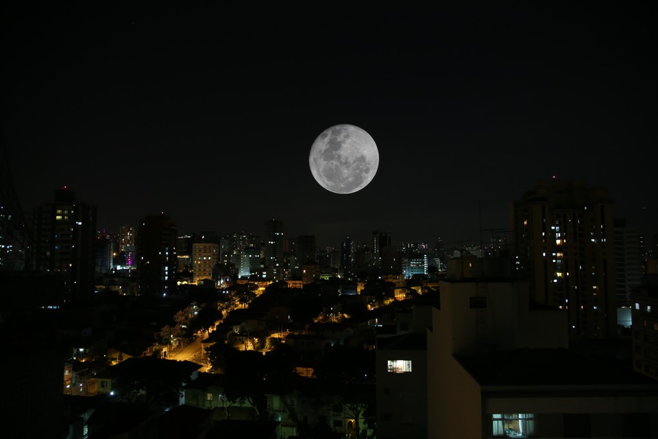 A lua à espreita na madrugada