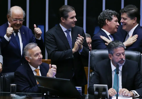 Câmara aprova reforma tributária em segundo turno