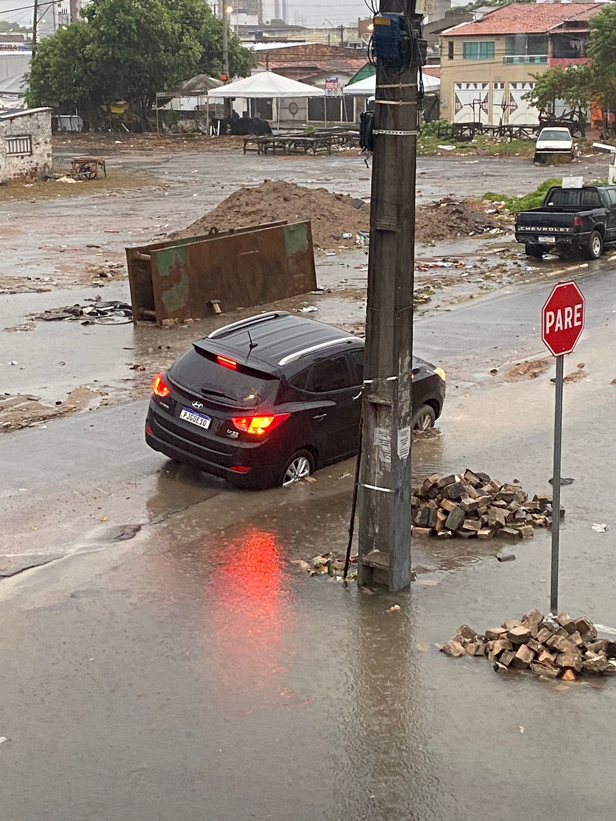 Obras inacabadas da Embasa no bairro Ponto Central geram riscos em meio às fortes chuvas, em Feira de Santana