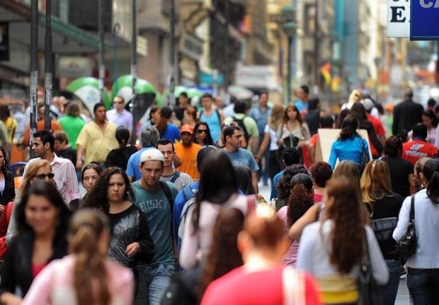 População mundial cresce e atinge a marca de mais de 8 bilhões de pessoas