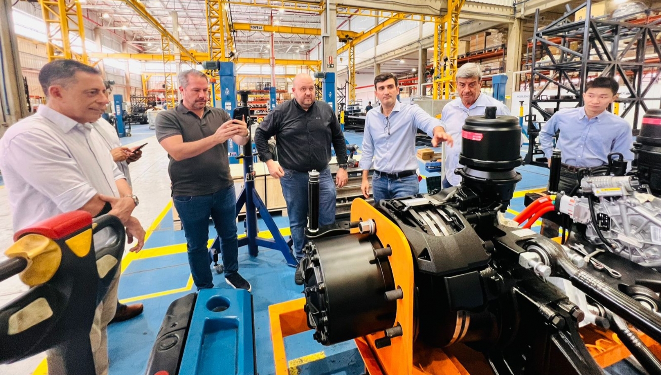 Prefeito Colbert Filho visita fábrica de ônibus elétricos da BYD