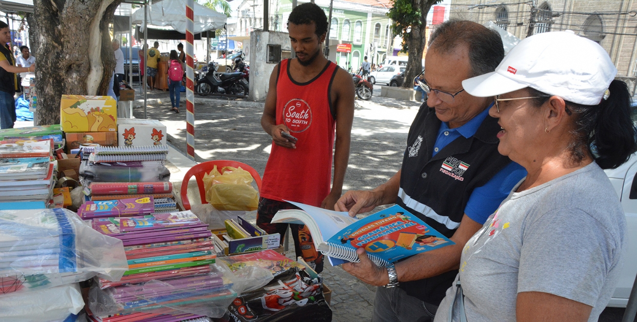 Em Feira de Santana, Procon realiza ação educativa na Feira do Livro Usado