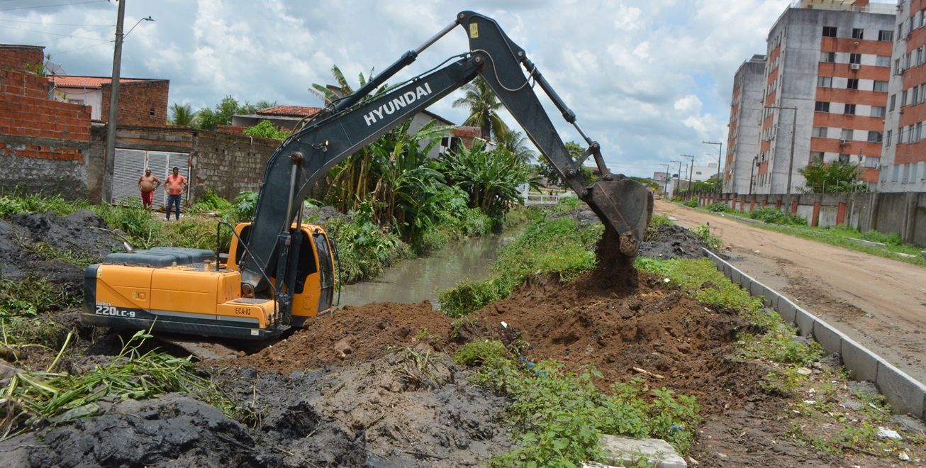 Prefeitura de Feira realiza limpeza do canal do Feira V para prevenir alagamentos