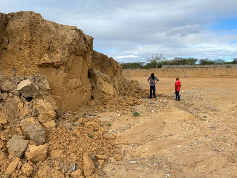 Areal clandestino em Santo Antônio dos Prazeres expõe casas a risco de desabamento, denuncia vereador