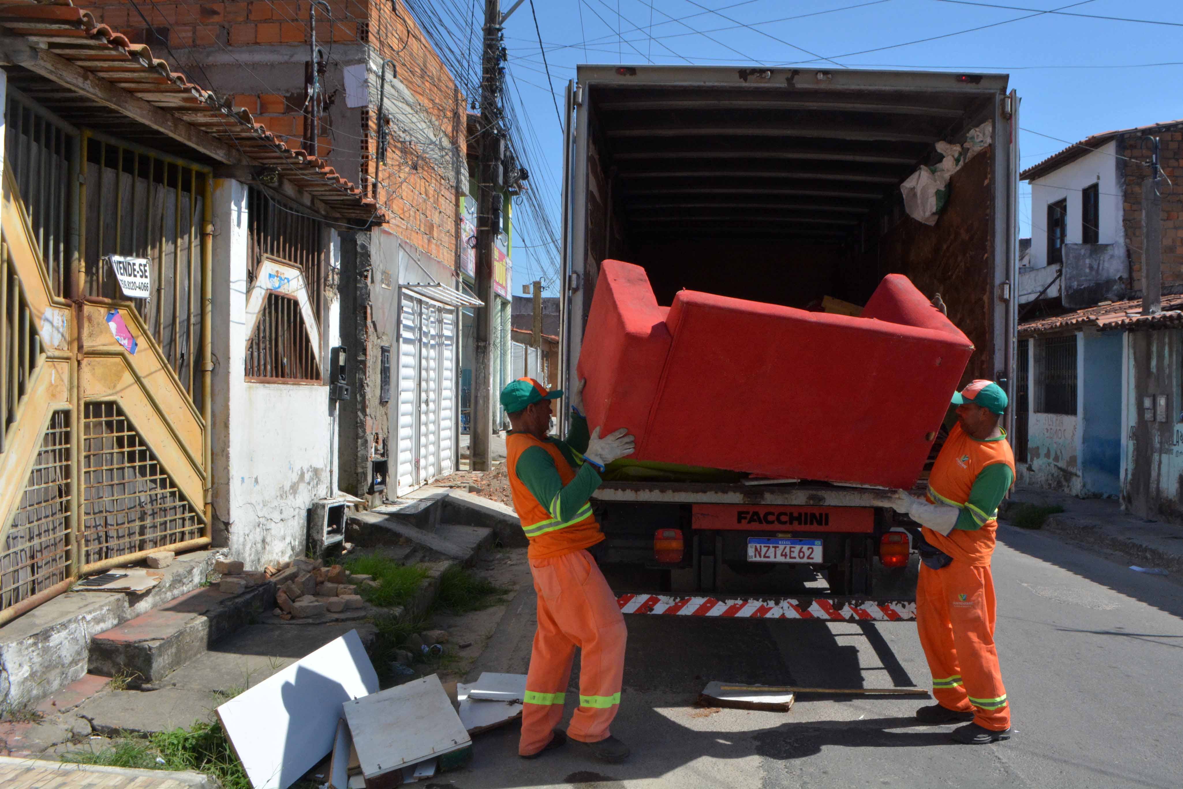 Bota-Fora contra a dengue recolheu mais de 2 toneladas de lixo na Rua Nova e em Humildes   