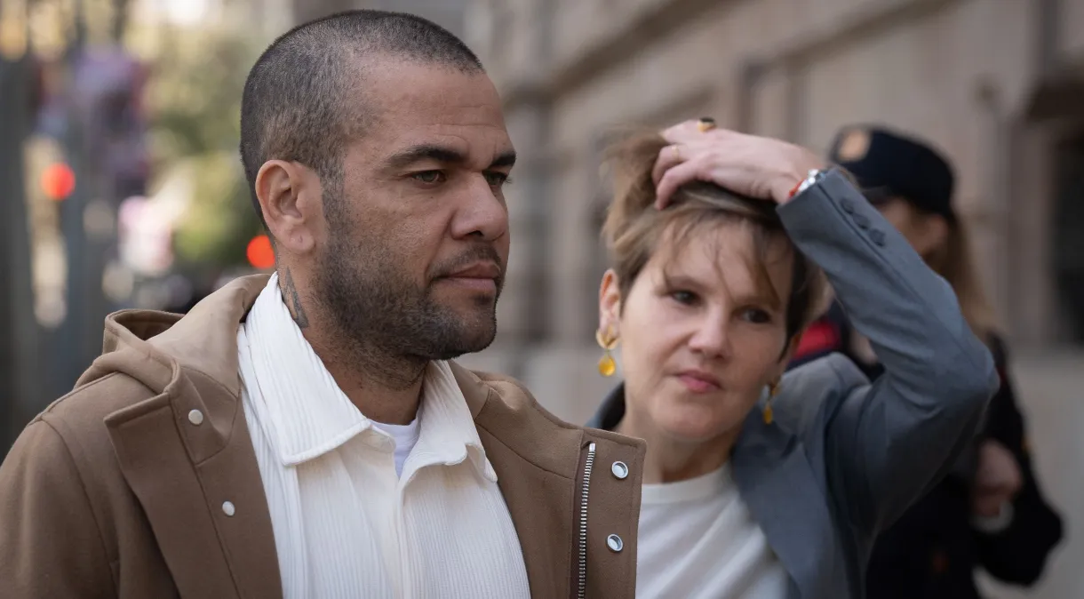 Daniel Alves comparece ao Tribunal de Barcelona e ouve gritos de protesto