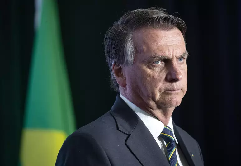 PF indicia Bolsonaro e Mauro Cid por fraude em cartão de vacina