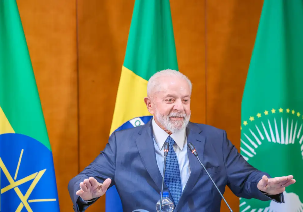Em evento com prefeitos, presidente Lula critica altos preços de passagens aéreas