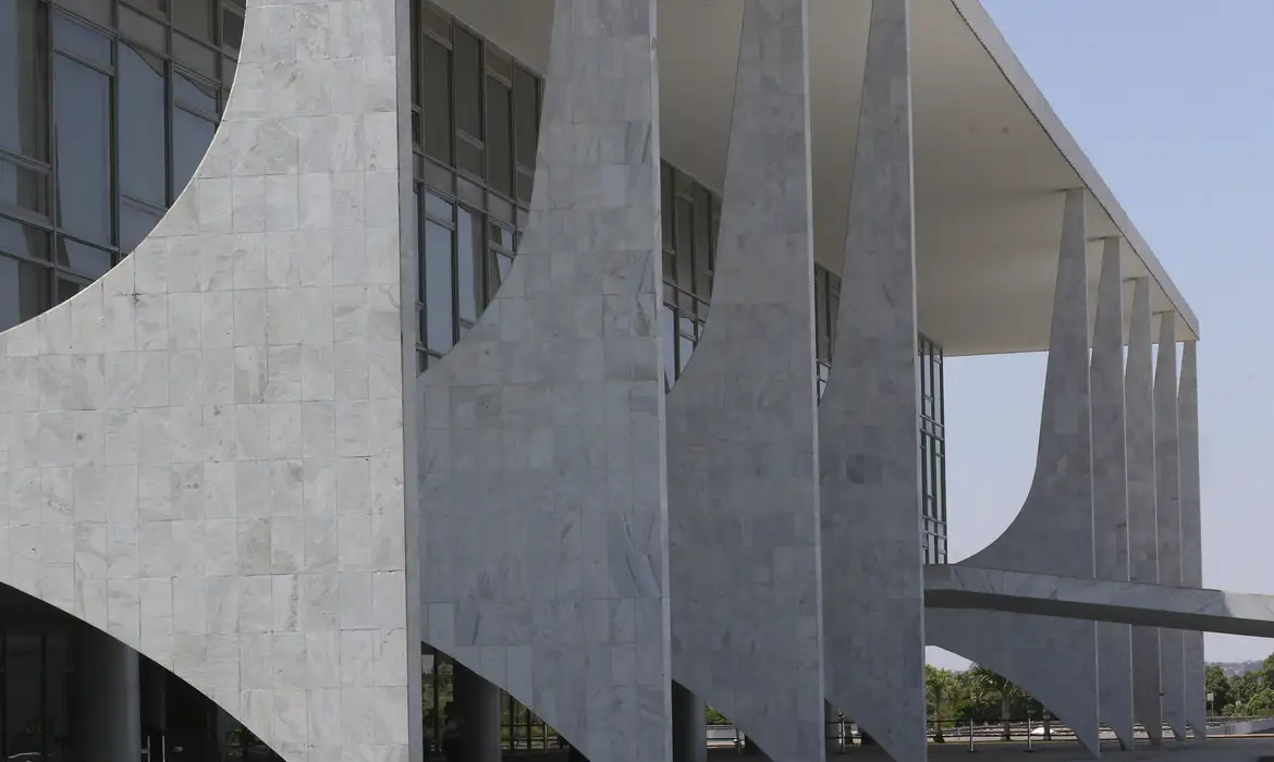 Lula sanciona, com veto, PL que proíbe saidinha de presos