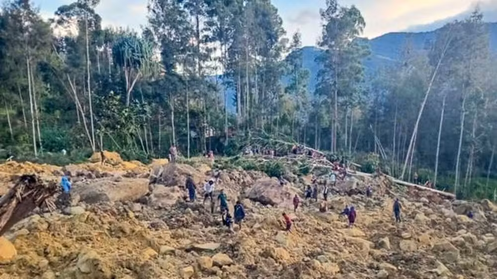 Cerca de 2 mil pessoas podem estar soterradas, na Papua Nova Guiné, após deslizamento de terra atingir vilarejo   
