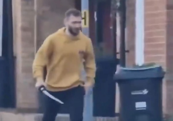 Brasileiro é preso acusado de matar adolescente com espada e ferir outras 4 pessoas, em Londres