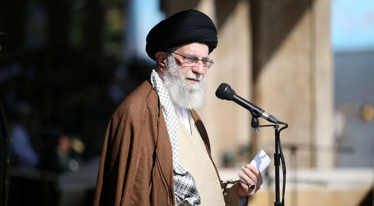 Líder supremo do Irã anuncia presidente interino, após morte de Ebrahim Raisi   