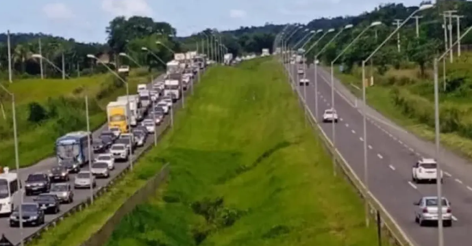 Caminhão de combustível tomba e causa congestionamento na BR-324