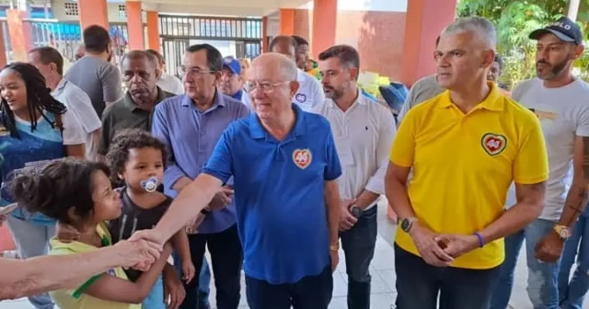 Candidato a prefeito de Feira de Santana, José Ronaldo vota ao lado de Pablo Roberto