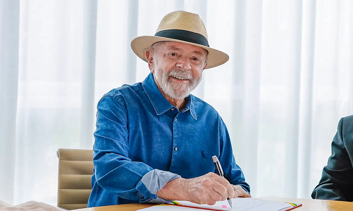 Em pronunciamento, Lula diz que vai cuidar do povo e que a economia é forte