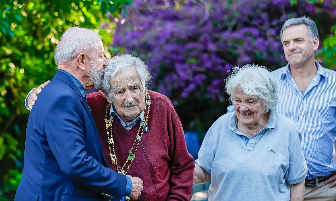 Lula condecora Pepe Mujica e diz que o considera ‘a pessoa mais extraordinária’