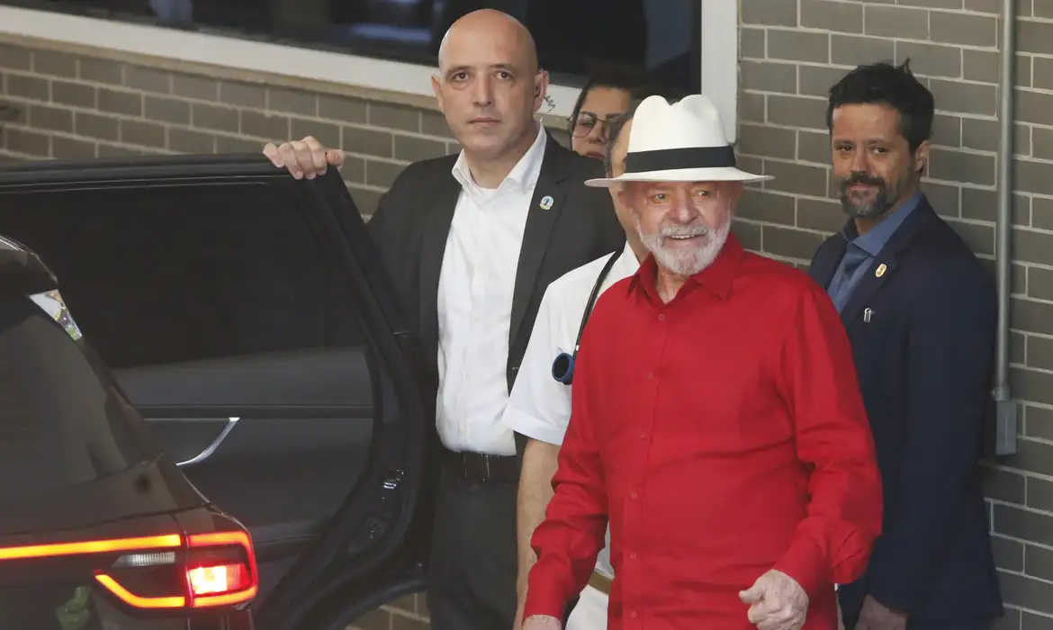 Lula é liberado para voltar a Brasília, após passar por novos exames