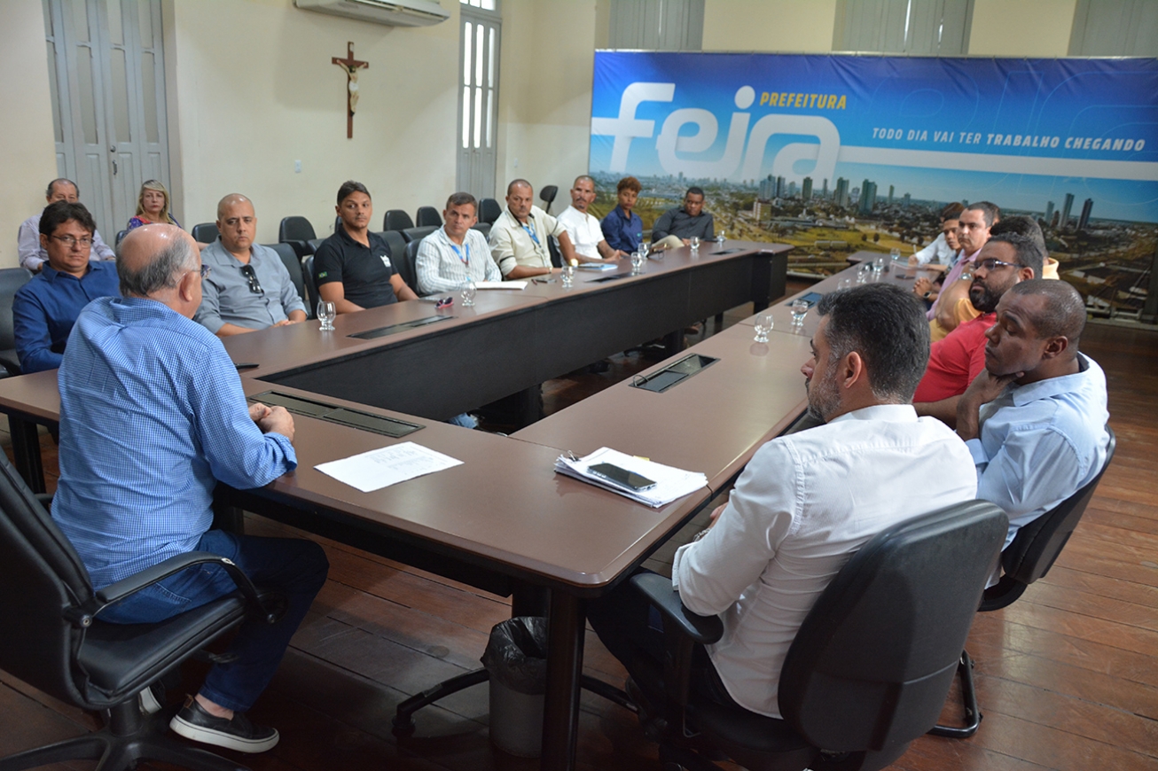 José Ronaldo faz reunião representantes de empresas de internet, buscando diminuir poluição visual das fiações nos postes