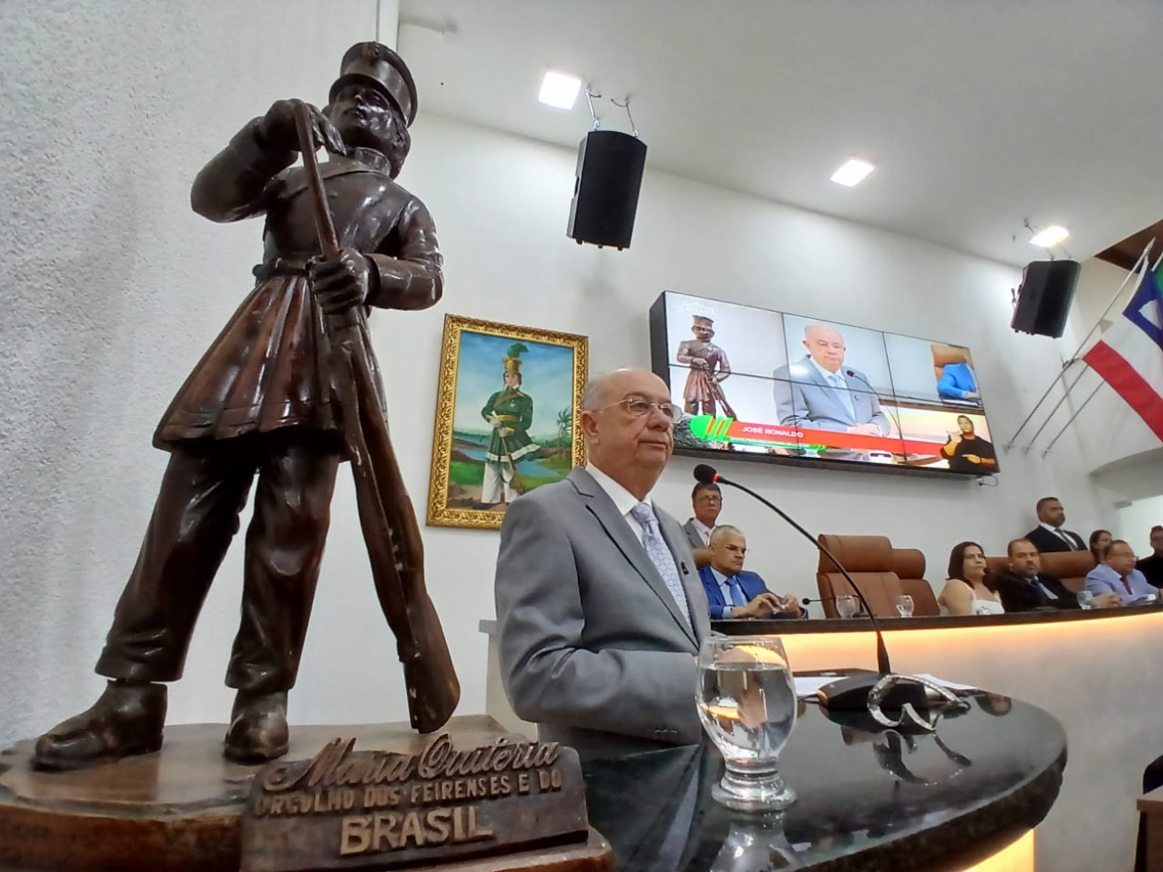 José Ronaldo toma posse e pede união com a Câmara em defesa dos interesses de Feira de Santana