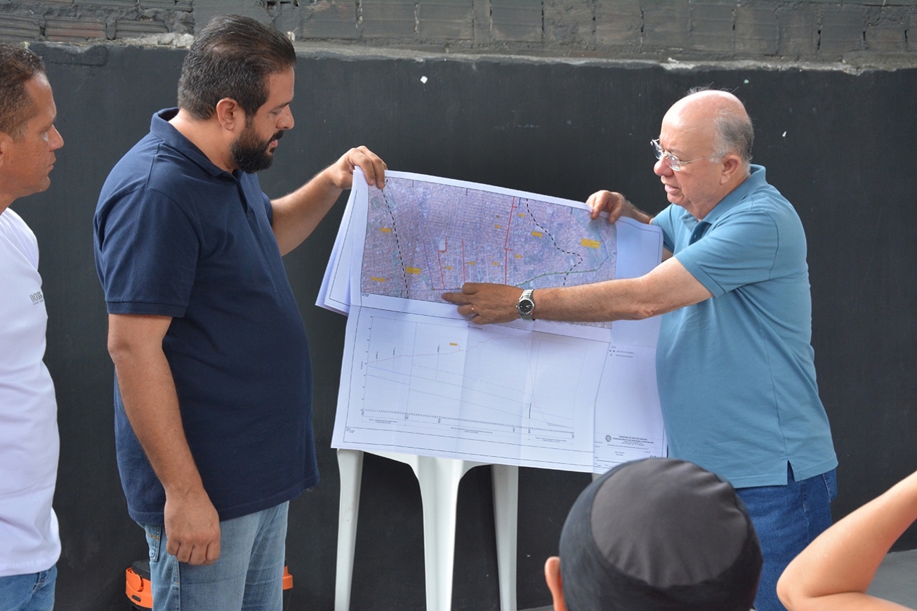 Prefeito José Ronaldo discute plano de drenagem de águas pluviais a moradores do Campo Limpo