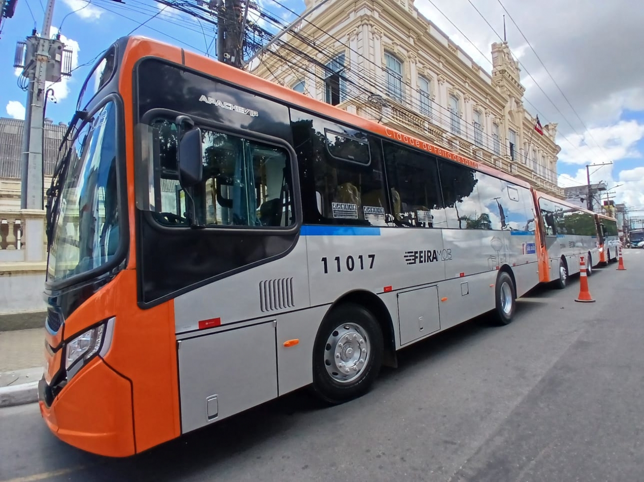 Prefeito de Feira de Santana entrega sete ônibus climatizados para atender zona rural e bairros   