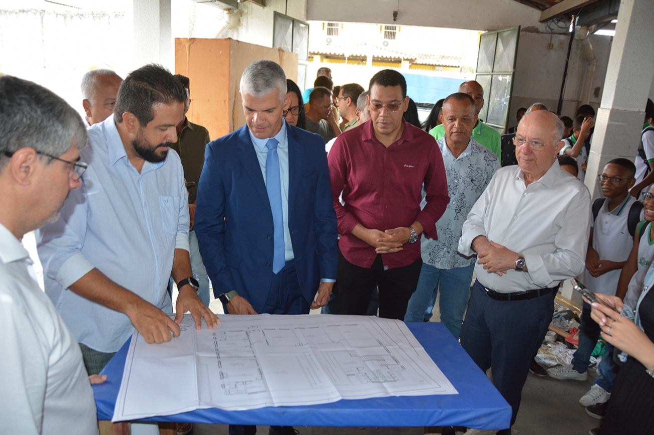 José Ronaldo assina ordem de serviço para nova Escola Eduardo Fróes da Mota
