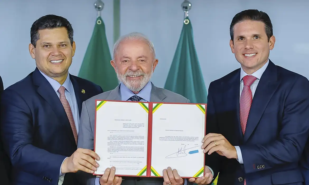 Lula entrega PEC da Segurança Pública para tramitação no Congresso Nacional   