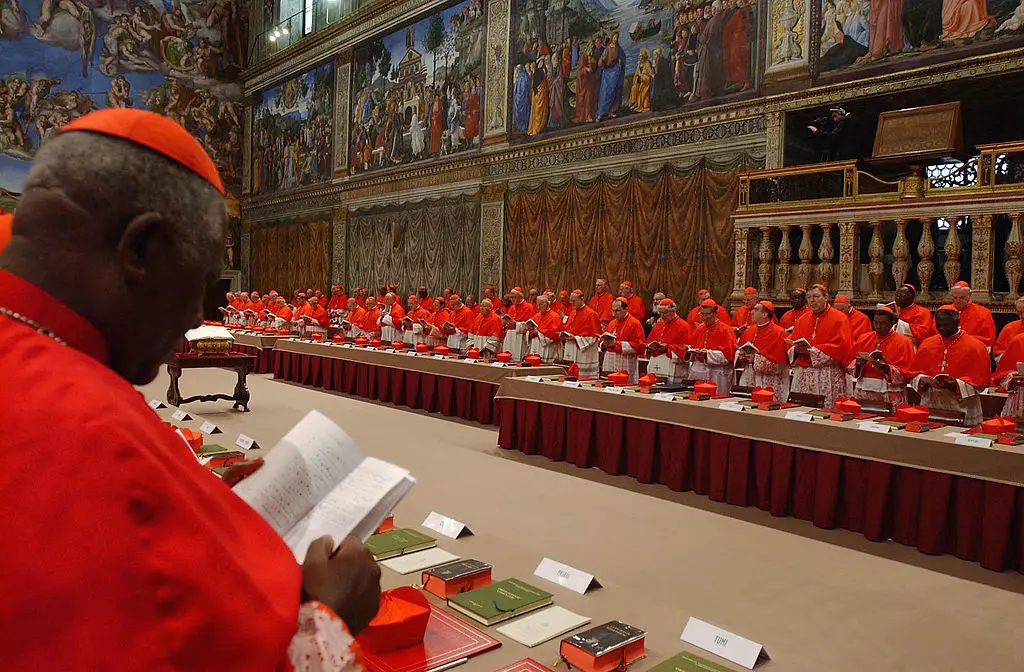 Cardeais entram em reclusão antes do conclave que elegerá novo papa   