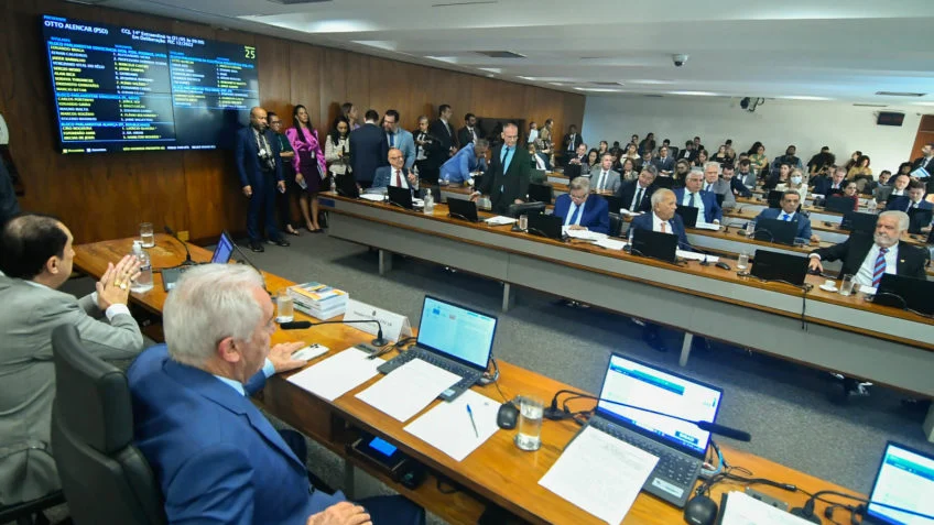 CCJ do Senado aprova texto-base da PEC que determina fim da reeleição para cargos do Poder Executivo
