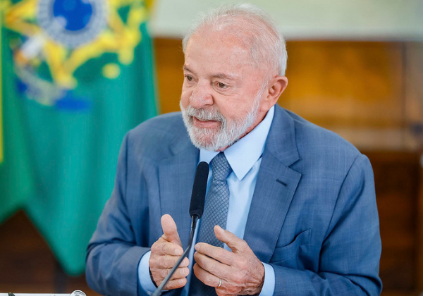 Lula assina medida que amplia tarifa social de energia e isenta milhões de brasileiros de baixa renda da conta de luz
