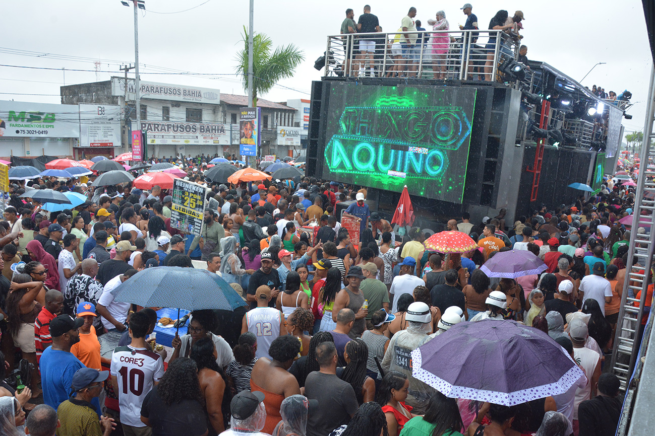Thiago Aquino encerra Micareta de Feira com arrastão emocionante mesmo sob chuva