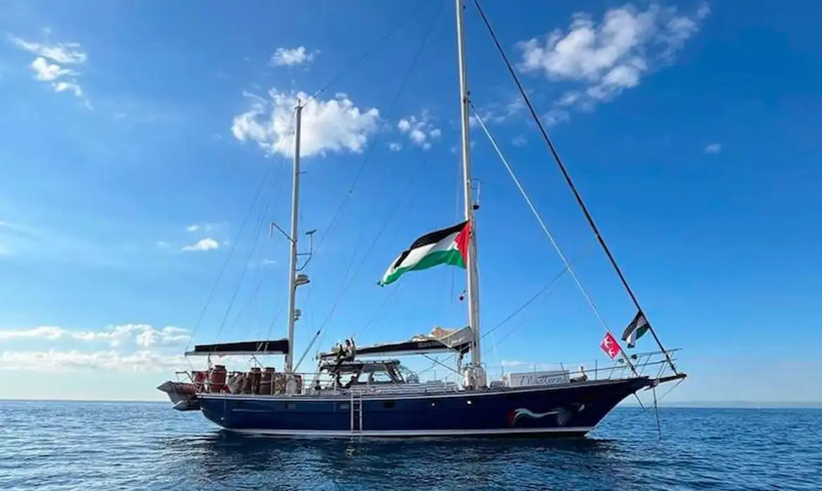 Barco com ativistas está a 48 horas de Gaza, com ajuda humanitária; brasileiro integra a tripulação