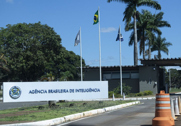 Esquema de espionagem ilegal da Abin no governo Bolsonaro monitorou quase 1,8 mil celulares, aponta PF