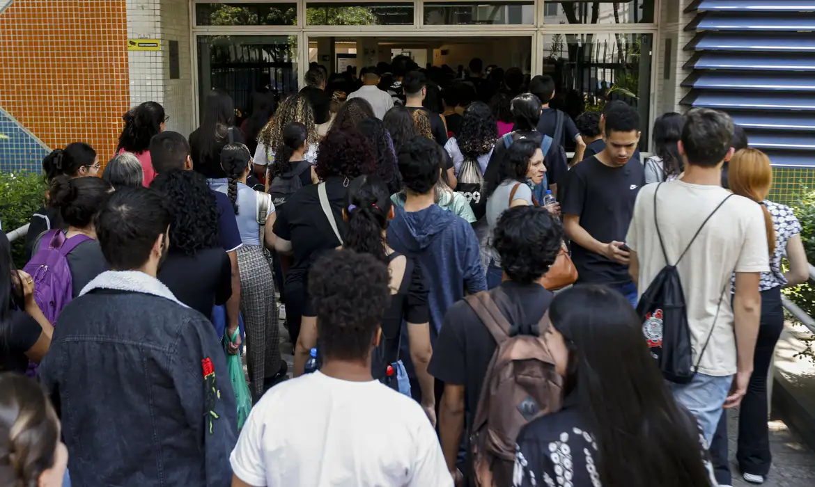 Lula sanciona lei que amplia para 30% cotas para negros em concursos públicos   