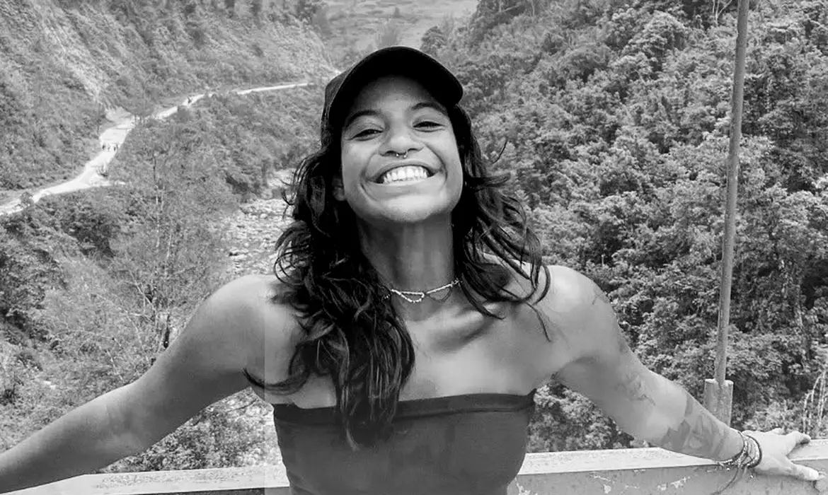 Morre brasileira que caiu em trilha de vulcão, na Indonésia