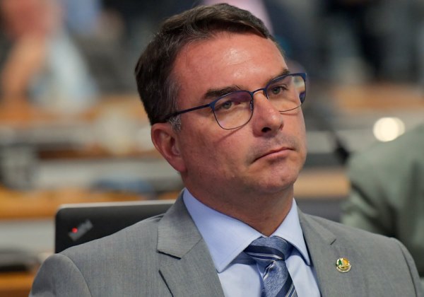 Flávio Bolsonaro pede impeachment de Alexandre de Moraes e acusa STF de viés político