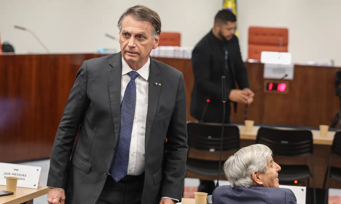 Bolsonaro está proibido de manter contato com pessoas de fora de seu domicílio; confira outras restrições