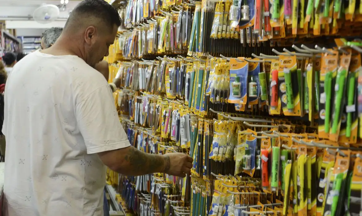 Confiança do consumidor atinge maior nível desde 2024, aponta FGV