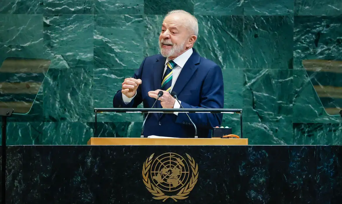 Lula faz críticas a sanções e diz que Brasil resiste na defesa da democracia