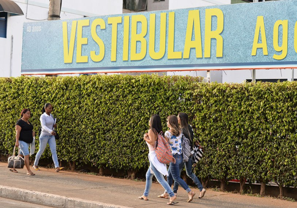 Metade das escolas públicas do Brasil ainda não tem acesso à rede de esgoto, aponta Anuário da Educação
